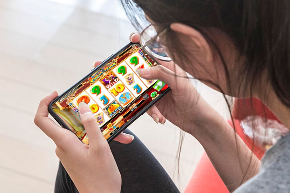 En flicka som spelar ett spel på sin telefon